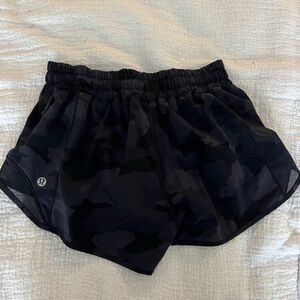 Lululemon hotty hot shorts length 2.5” size 4 low rise camo